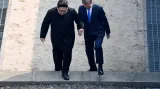 Kim Čong-un a Mun Če-in společně překračují hranici