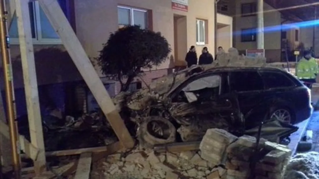 Automobil narazil do domu