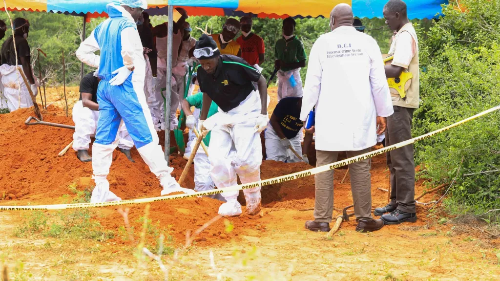 Pracovníci keňských úřadů odkrývají masový hrob