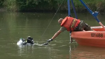 Cvičení policejních potápěčů