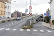 Pardubice čekají několikaměsíční dopravní komplikace, opravy mostu zavřou cestu k nemocnici