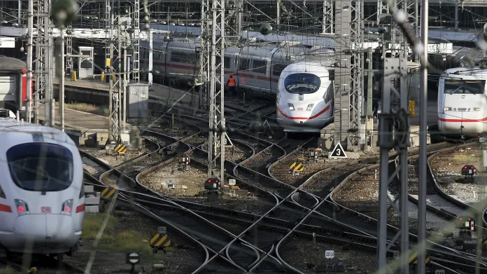 Vlaky ICE v Mnichově: vlevo naklápěcí ICE-T, uprostřed vysokorychlostní ICE třetí generace, vpravo ICE první generace