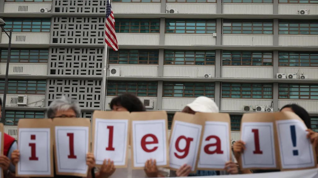 Aktivisté protestující před americkou ambasádou v Soulu proti zatčení tří stovek Jihokorejců při imigrační razii