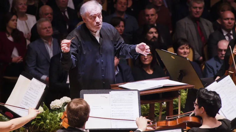 Ruský dirigent Valerij Gergijev řídí Symfonický orchestr Mariinského divadla v Petrohradě při koncertě v Praze (2018)