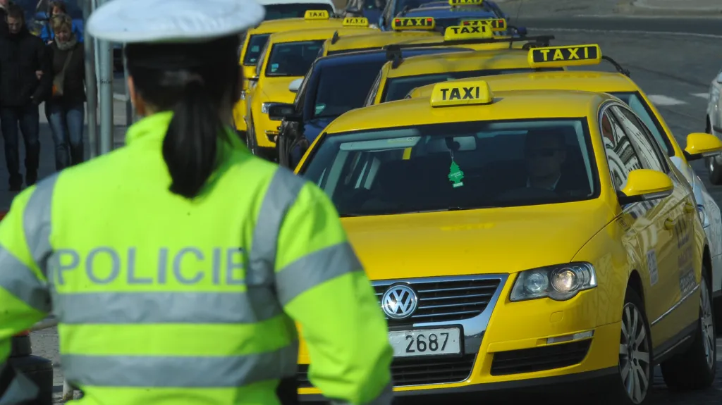 Protestní jízda taxikářů v Praze