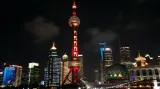 Noční Šanghaj s televizní věží Perla Orientu
