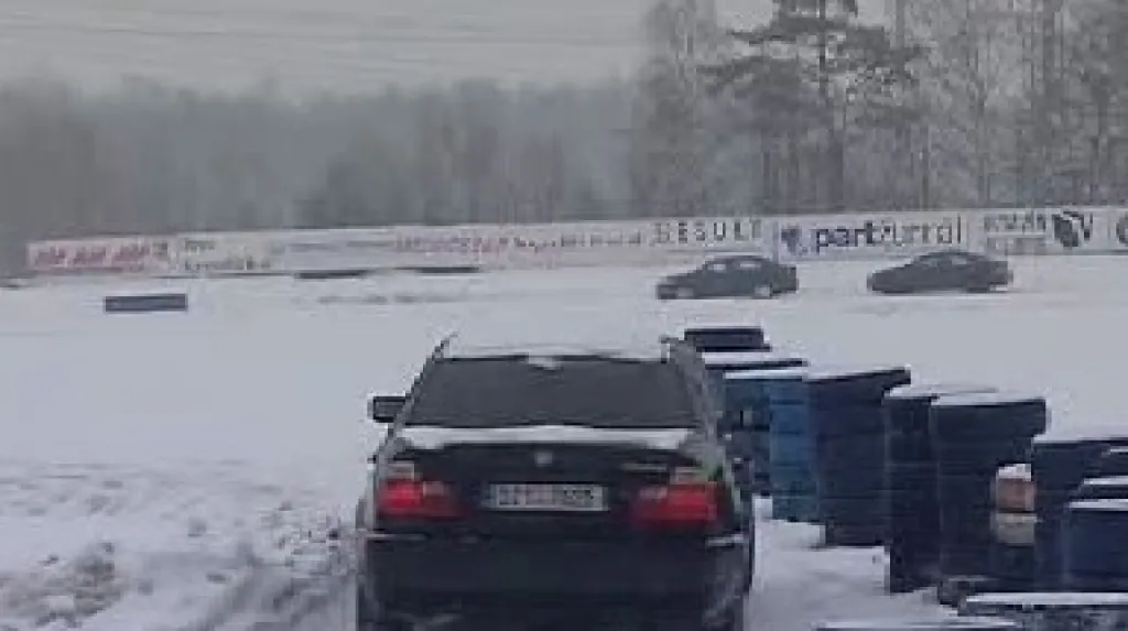 Auto při jízdě na namrzlém povrchu