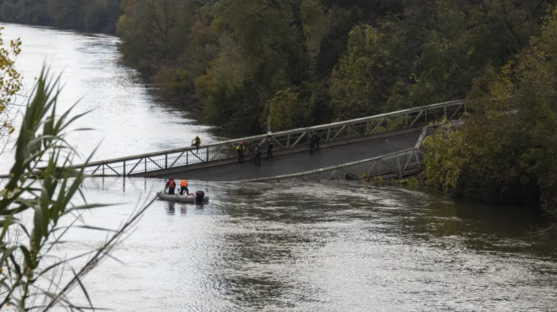 Zřícený visutý most nedaleko Toulouse
