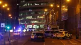 Policie před halou v Manchesteru, kde došlo k explozi