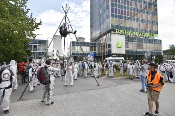 Protest u elektrárny Chvaletice. Aktivistům vadí dopady spalování uhlí, někteří blokují vjezd do areálu