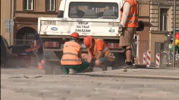 Dělníci dokončují práce na Komenského náměstí v Brně