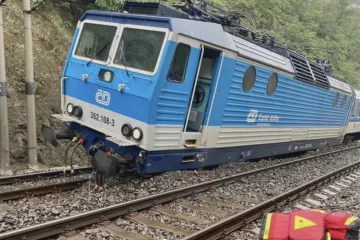 Rychlík u Karlštejna najel do spadlé skály a vykolejil. Provoz na trati stojí, omezení vydrží do pátku