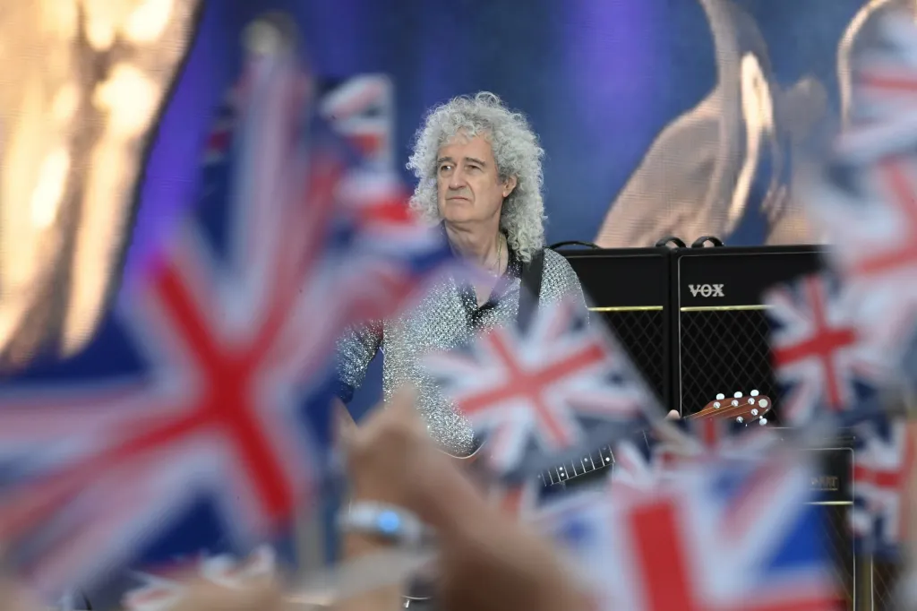 Kytarista skupiny Queen Brian May během koncertu před Buckinghamským palácem