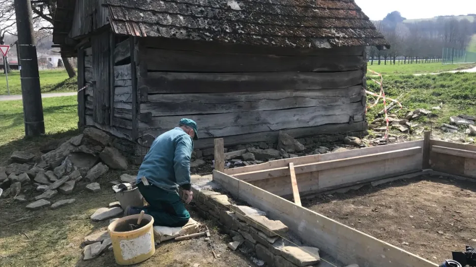 Kameník při práci
