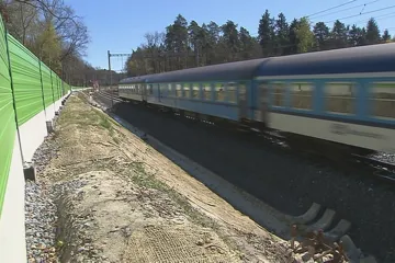 Kolem kolejí přibývá protihlukových stěn. Komplikují práci hasičům 
