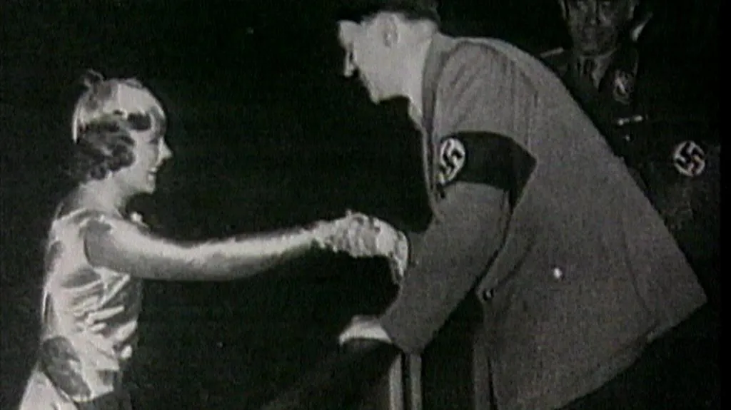 Sonja Henie přijímá gratulaci od Hitlera
