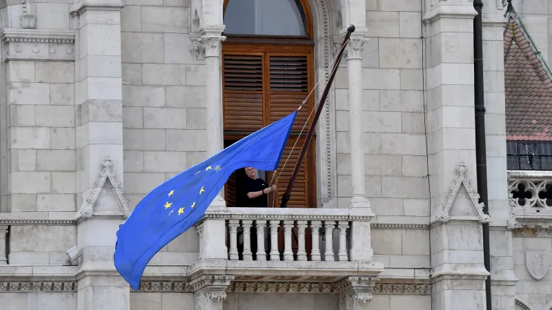 Vyvěšení vlajky EU na budovu maďarského parlamentu 9. května 2026