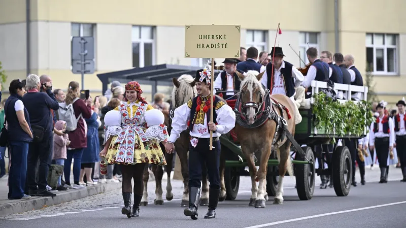 Lidé v krojích procházejí centrem Uherského Hradiště