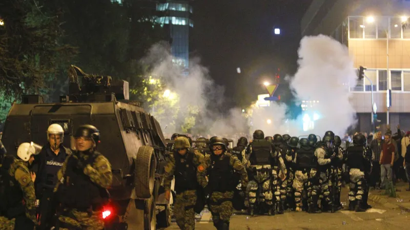 Události: Potyčky v makedonském parlamentu si vyžádaly desítky zraněných