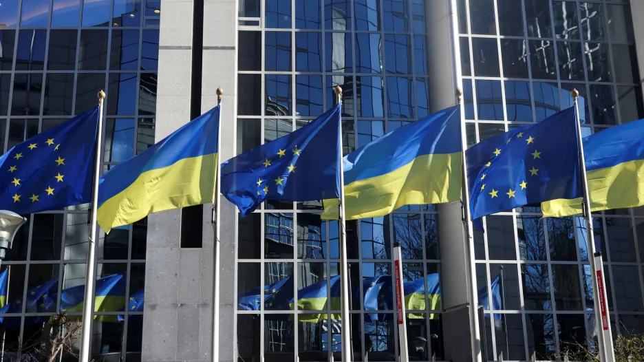 Představitelé EU před jednáním na summitu. Ukrajina musí vyhrát, řekl Heger