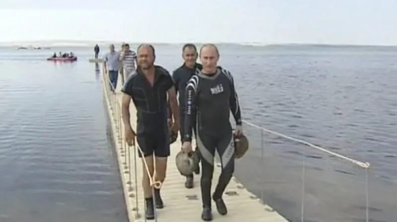 Vladimir Putin si odnáší svůj archeologický nález