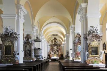 O stamiliony z církevních restitucí je velký zájem. Ministr Staněk by je chtěl dát na památky, komunisté na boj se suchem
