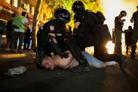 Při protivládních protestech v Srbsku zadržela policie desítky demonstrantů