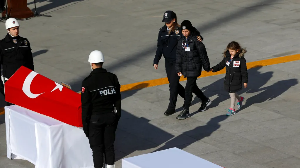 Rakev jedné z obětí útoku v Istanbulu