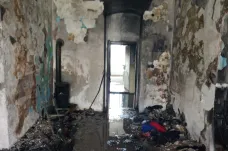 V Kadani hořel byt. Policie evakuovala 18 lidí, některé museli ošetřit zdravotníci 