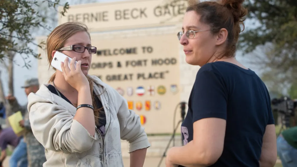 Lidé u základny Fort Hood po střelbě