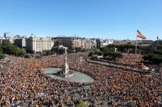 Desetitisíce Španělů demonstrovaly za jednotu země, člen katalánské vlády volá po příměří