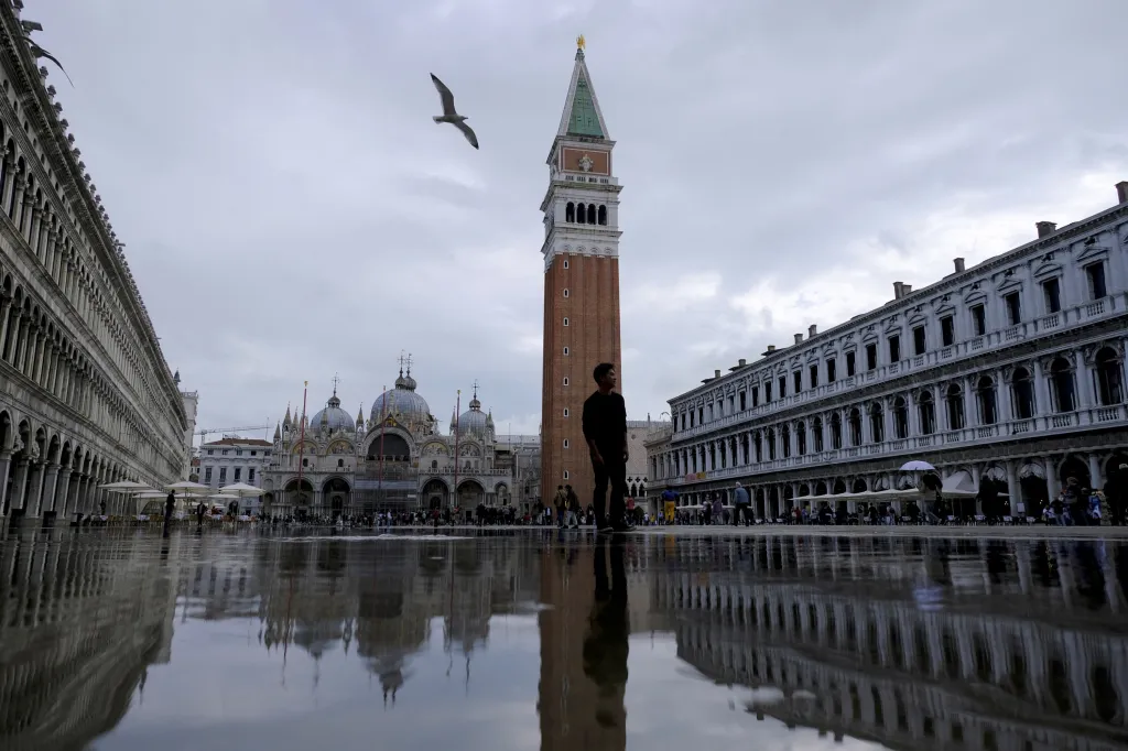 Voda zalila ulice italských Benátek