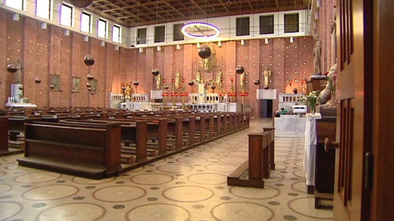 Monumentální jednolodní železobetonová stavba Nejsvětějšího Srdce Páně nemá vnitřní sloupy. Třináct metrů vysoký interiér z neomítnutých cihel má kazetový strop