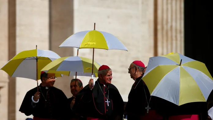 Duchovní ve Vatikánu se slunečníky