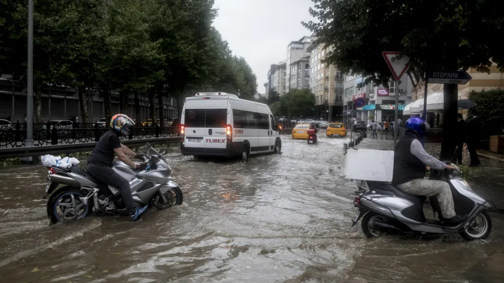 Bouře v Istanbulu
