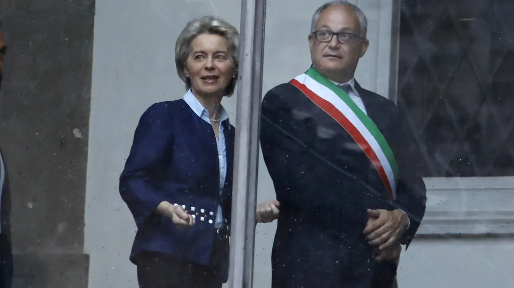 Předsedkyně Evropské komise Ursula von der Leyenová a starosta Říma Roberto Gualtieri