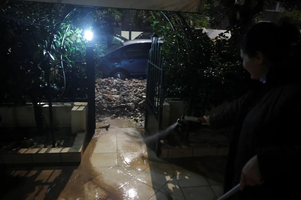 Následky bouře v Athénách