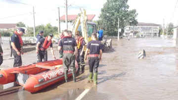 Záchranáři při povodních v rumunské župě Galati