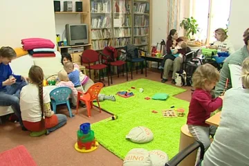 Na pomoc rodinám s postiženými dětmi nejsou peníze