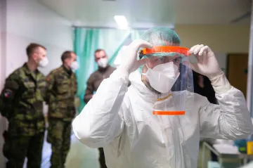 Armáda převeze z Brna do Prahy 19 pacientů. Moravskoslezský kraj chce omezit hromadné akce