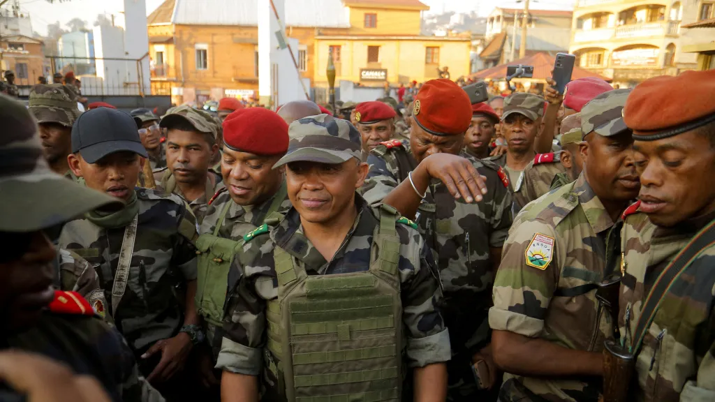 Plukovník Michael Randrianirina (na snímku uprostřed)