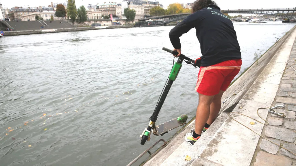 Vytahování koloběžky ze Seiny v Paříži