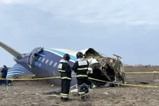 Příčinu zřícení letounu v Kazachstánu vyšetřují, spekuluje se i o sestřelení