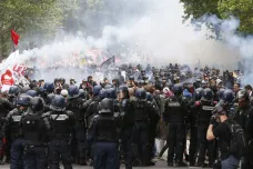 Napříč Francií se demonstrovalo, v Paříži vypuklo násilí