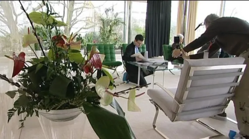 Luboš Dostál informuje ze slavnostního otevření vily