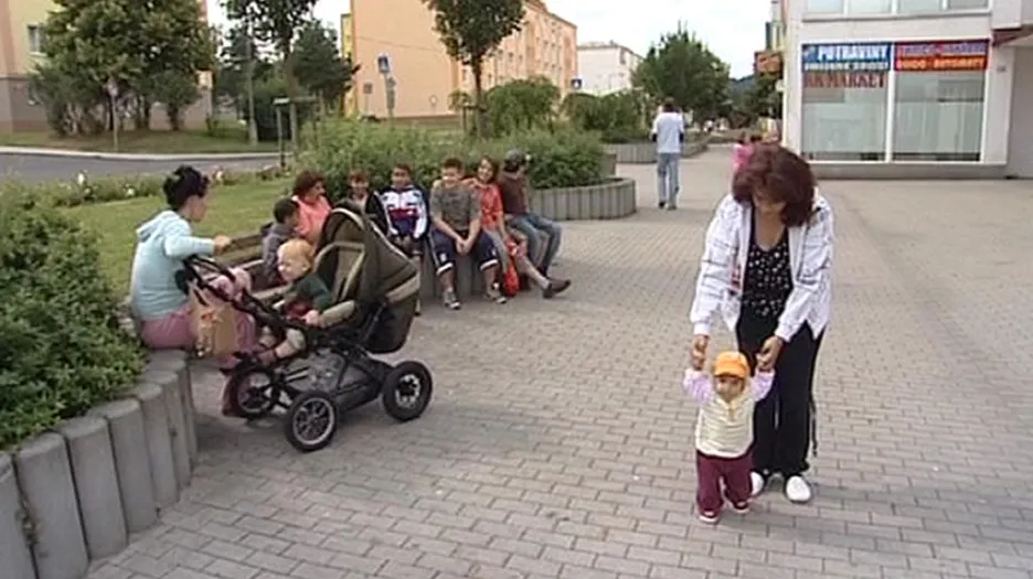 Obyvatelé Rotavy posedávají na palisádách
