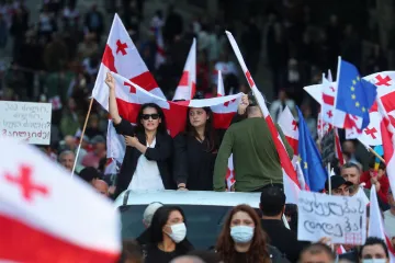 Gruzínští demonstranti se pokusili o „mírovou revoluci“. Režim se ale utužuje