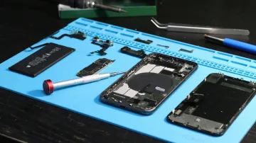 Rozebraný mobilní telefon