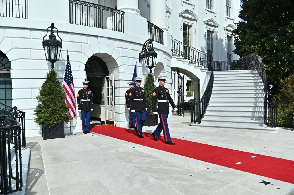 Čestná stráž v Bílém domě před příjezdem českého premiéra