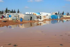 Záplavy zničily v syrských utečeneckých táborech tisíce stanů. Improvizované školy přerušily výuku